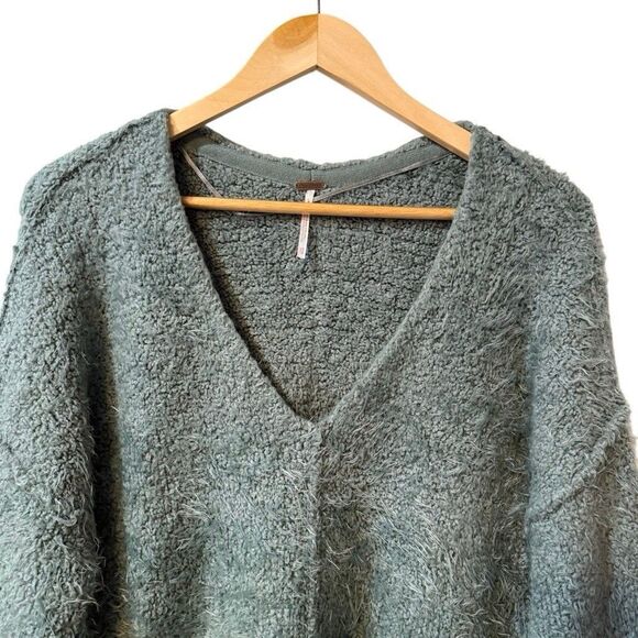 Free People Icing V-Neck Pullover Fuzzy Sweater Size XS in Spring Dust - Picture 3 of 10